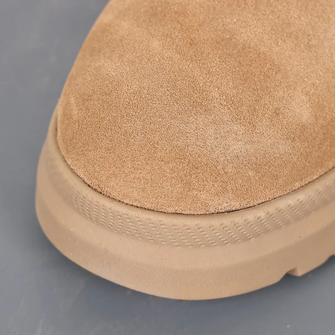 Pick up locally 💰760 The core recommendation is good price UGG2023 new autumn and winter men's comfortable flat-soled lace-up solid color round toe fashionable casual short boots 1151773 Burleigh series Burleigh Chuck boots 5mm UGGplush lining in the shoe, 10mm UGGplush Insole, waterproof suede upper, polyester fiber laces, embossed brand logo on the heel, EVA outsole, non-slip hollow spider web pattern rubber Size: 40 41 42 43 44 45